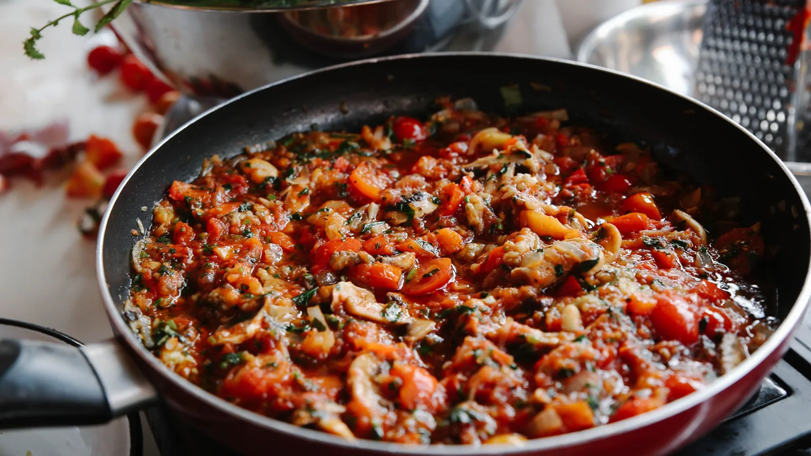 Ratatouille aux légumes fondants dans une poêle, courgettes aubergines tomates